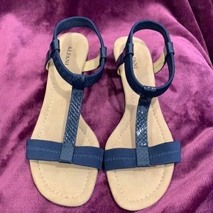 Alfani
Women's Step 'N Flex Voyage Wedge Navy Sandals Women’s size 7.5